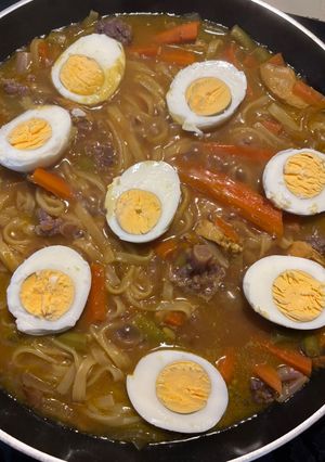 Una foto de Noddle de arroz al curry con brócoli violeta y huevo 🤤