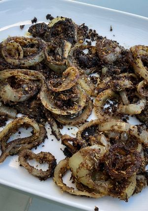 Une photo de Oignons croustillants marinés épicés grillés