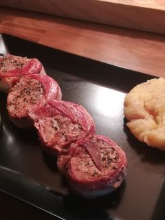 Baconös sertésszűz burgonyakoronggal recept fotója