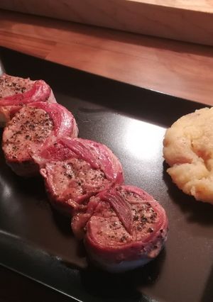 Baconös sertésszűz burgonyakoronggal recept fotója
