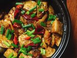 Vụn cá hồi kho tộ