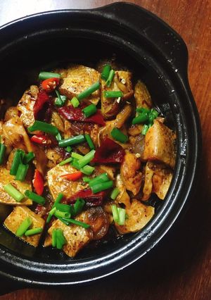 Hình của món Vụn cá hồi kho tộ.