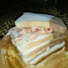 A picture of Sliced bread with garlic-peppered omelette.