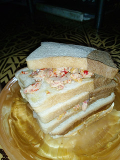 A picture of Sliced bread with garlic-peppered omelette.