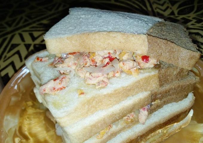 Recipe of Speedy Sliced bread with garlic-peppered omelette