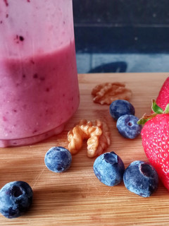 Una foto de Licuado de Yogurt con avena, frutas y nueces 🥤