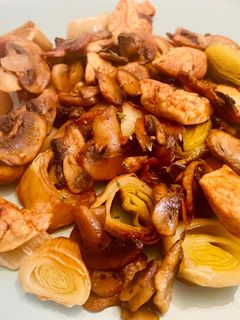 Una foto de Puerros asados con pollo y champiñones