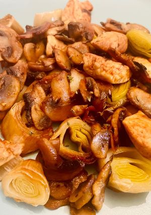 Foto principal de Puerros asados con pollo y champiñones