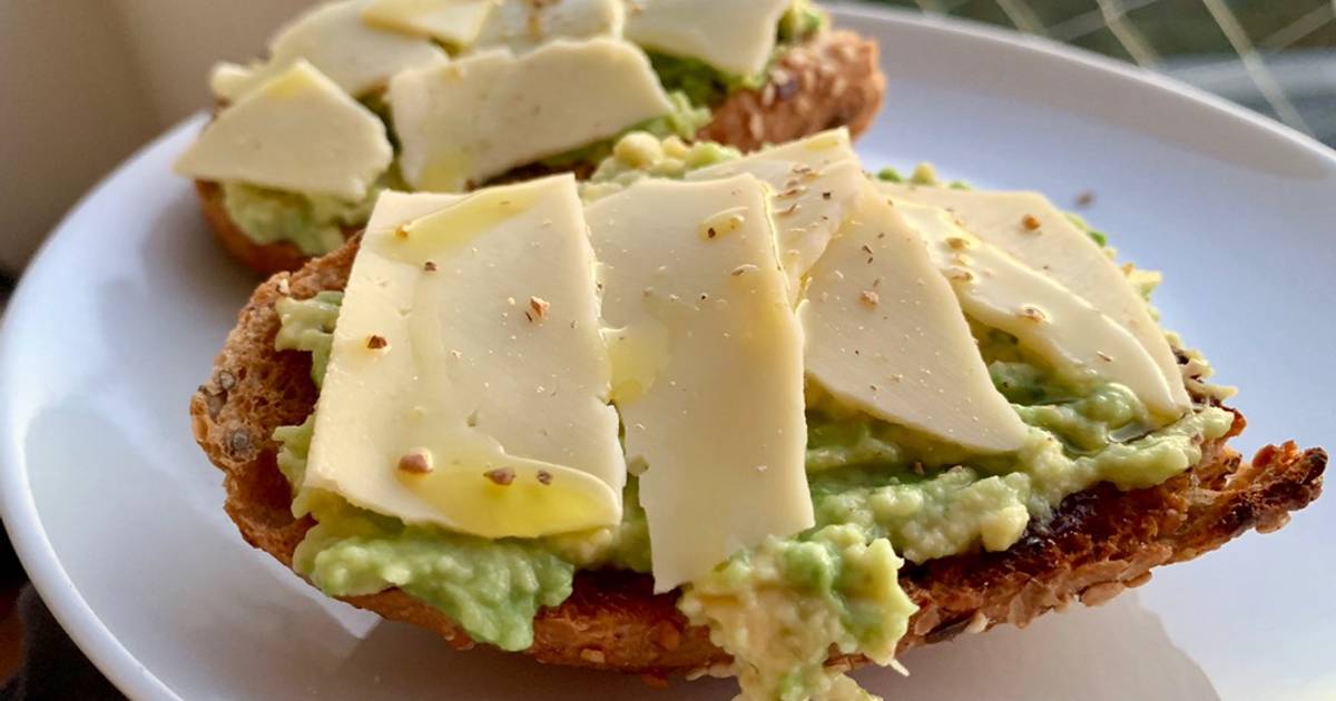 Desayuno con tostadas de aguacate y gouda Receta de Marieta - Cookpad