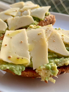 Foto principal de Desayuno con tostadas de aguacate y gouda