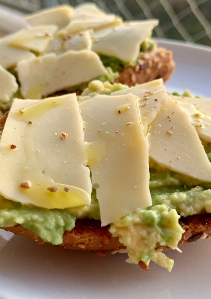 Una foto de Desayuno con tostadas de aguacate y gouda