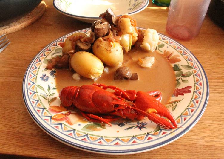 Papitas, coliflor, salsa y cangrejos de río rogelios