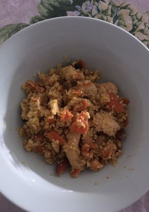 Una foto de Cuscus con pollo
