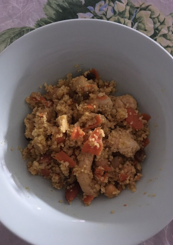 Una foto de Cuscus con pollo