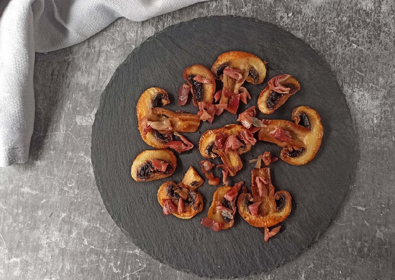 Champiñones con jamón