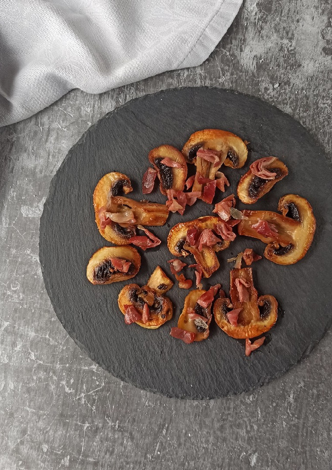 Una foto de Champiñones con jamón