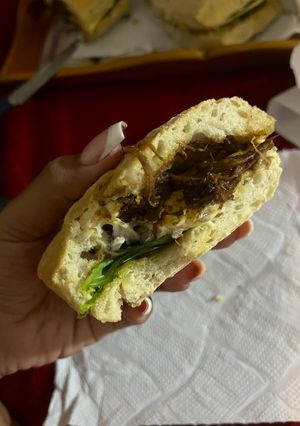 Una foto de Sándwich de carne mechada😋