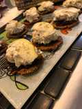 Galletas con mezcla de quesos, nueces, cebolla caramelizada y pera
