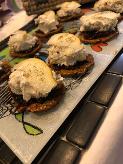 Una foto de Galletas con mezcla de quesos, nueces, cebolla caramelizada y pera