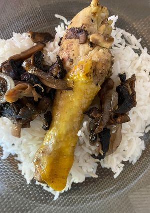 Une photo de Poulet accompagné de champignons