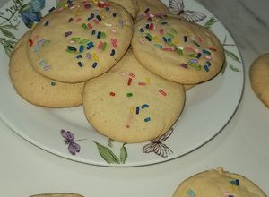 Una foto de Galletitas arcoíris de naranja 🌈 ♡
