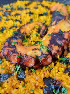 Una foto de Arroz con pulpo y alga nori