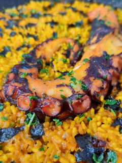 Una foto de Arroz con pulpo y alga nori