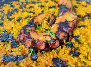 Una foto de Arroz con pulpo y alga nori