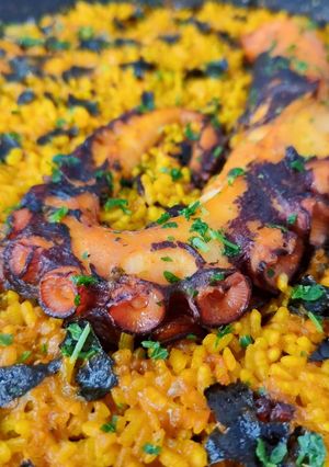 Una foto de Arroz con pulpo y alga nori