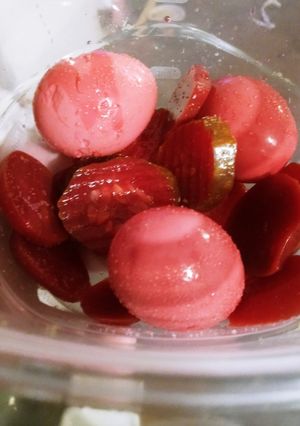 A picture of Easy Pickled Eggs.