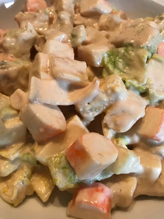 Una foto de Ensalada tropical con salsa rosa