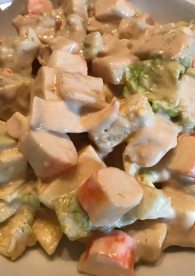 Una foto de Ensalada tropical con salsa rosa