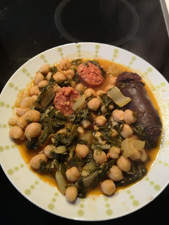 Una foto de Potaje de garbanzos con acelgas en olla express