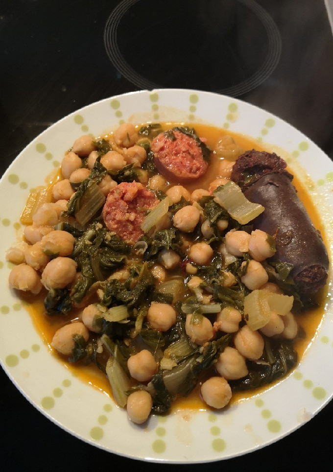 Una foto de Potaje de garbanzos con acelgas en olla express