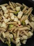 Penne com brócolis, tomate seco e molho pesto