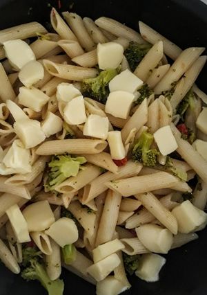 Foto de Penne com brócolis, tomate seco e molho pesto