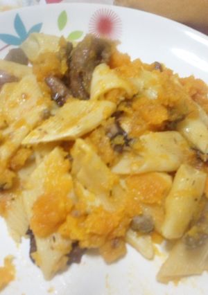 Una foto de Pasta con calabaza y hongos