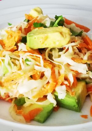Una foto de Ensalada Saludable de Aguacate, Repollo y Zanahoria