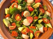 Una foto de ensalada tomates cherry mango