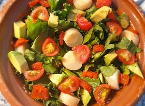 Una foto de Ensalada con mango enchilado