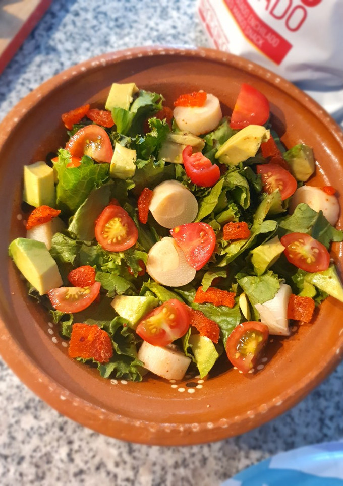 Una foto de Ensalada con mango enchilado