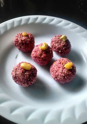 A picture of Beetroot suji laddoo.