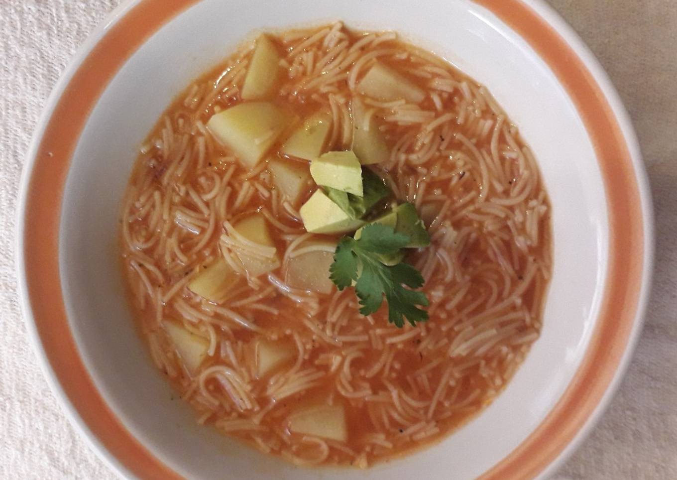 Sopita de fideo para niños, con caldo de pollo