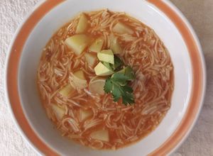 Una foto de Sopita de fideo para niños, con caldo de pollo