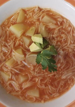Una foto de Sopita de fideo para niños, con caldo de pollo