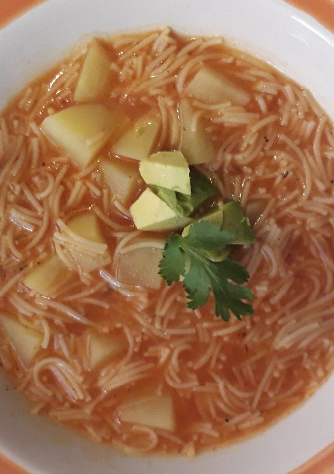Una foto de Sopita de fideo para niños, con caldo de pollo