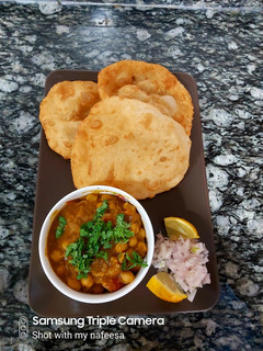 A picture of Chole bhature.
