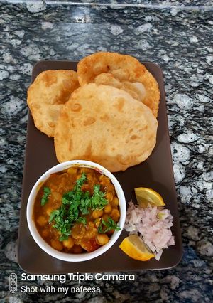 A picture of Chole bhature.