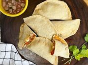 Una foto de masa para empanada con cerveza