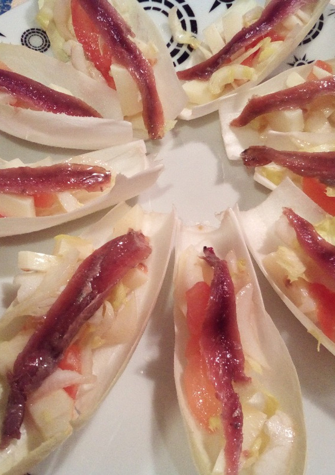 Una foto de Ensalada de endibias y anchoas